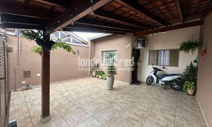 Casa geminada na região leste de Londrina, com 2 quartos, edícula com churrasqueira, cozinha planej