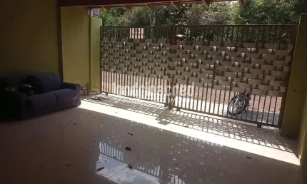 Casa à venda com 125m² de terreno e 80m² de construção, 3 quartos (1 suíte), garagem para 2 carros,