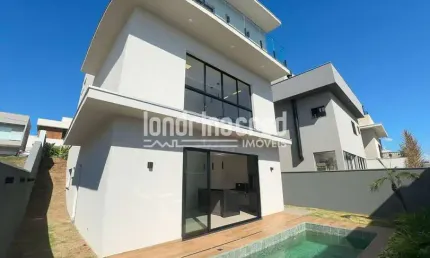 Condomínio Tangará, esta casa de três andares oferece: Três Suítes, Área Gourmet, Piscina, quarto a