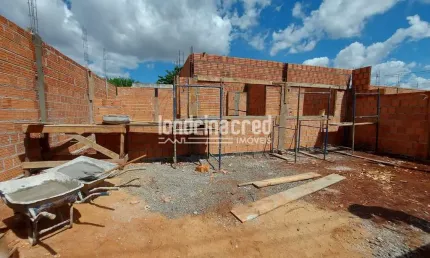 Casa à venda na Zona Leste de Londrina – 3 dormitórios (1 suíte), área gourmet, próxima à UTFPR. Te