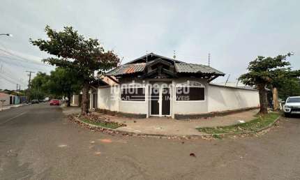 Casa ampla na região leste de Londrina com 4 dormitórios (1 suíte), piscina aquecida, churrasqueira