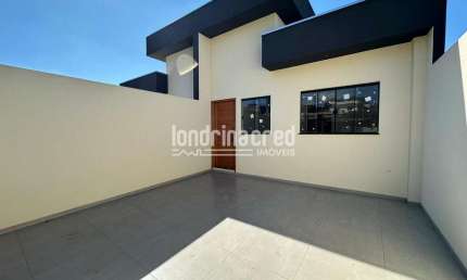 Casa assobradada na região oeste de Londrina com 2 quartos, 86m², 2 vagas, amplo quintal e ótimo pr