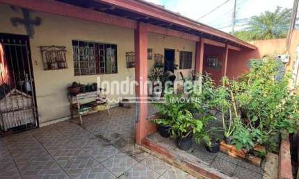 Casa com 3 quartos (1 suíte), sala, cozinha planejada, 2 banheiros, 2 vagas de garagem, 200m² de te