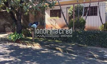 Ampla casa com 3 quartos (1 suíte), 4 vagas, 275m² de construção em terreno de 370m², excelente loc