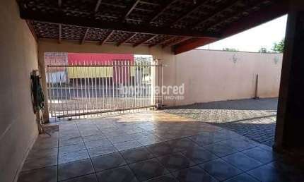 Casa de Esquina no Ouro Verde com 3 Quartos (1 Suíte), Churrasqueira Coberta, Banheiro Externo e Qu