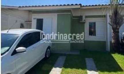 Casa impecável em condomínio fechado com 2 quartos (1 suíte com closet), reformada, porcelanato, la