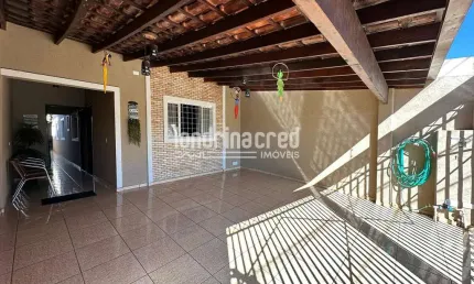 Casa com 3 quartos, planejados, garagem coberta para 2 carros e edícula com churrasqueira na região