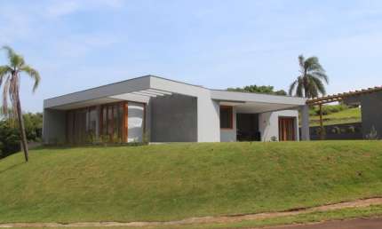 Luxo e Conforto: Casa em Pardinho - Condomínio Ninho Verde II