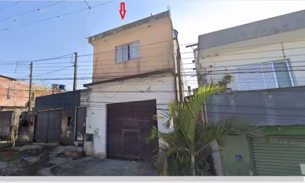 Sobrado com 3 casas e salão comercial em terreno de 250m2, no Parque Rodrigo Barreto, em Arujá, SP.