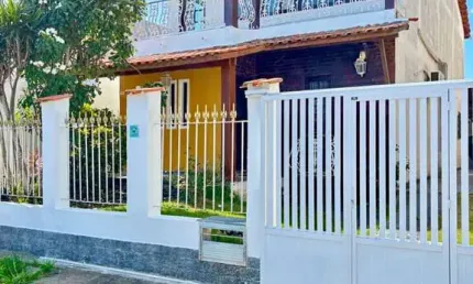 Versatilidade: Casa de 2 Pavimentos á venda em São Pedro da Aldeia-RJ