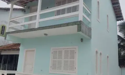 Duplex em Condomínio com Varanda vista lateral da Praia