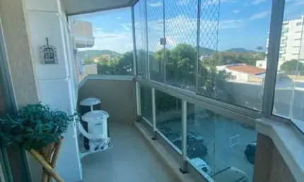 Belíssimo apartamento com suíte no centro de cabo frio.