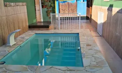 Casa com piscina e área gourmet à 900 metros da rodovia-tamoios