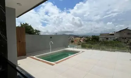 Linda casa linear c/ piscina no blue garden - são pedro da aldeia