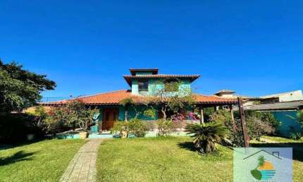 Casa Independente com Placas Solares e Ampla Área Verde – Próxima à Marina