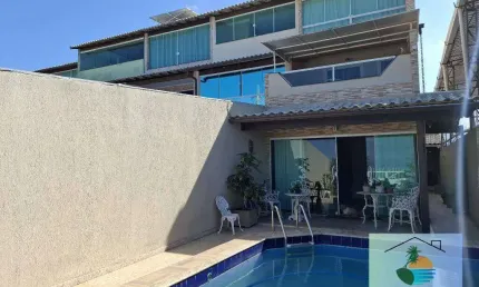 Duplex c/ Piscina frente a Lagoa no Centro de Araruama-RJ