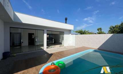 Casa pronta para morar com 3 quartos, piscina e espaço gourmet! no bairro Nova Divinéia - Araranguá/SC