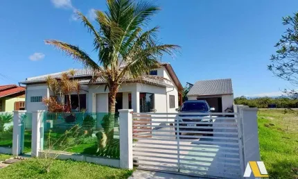 Casa de 2 dormitórios sendo 1 suíte e closet, em Balneário Arroio do Silva/SC