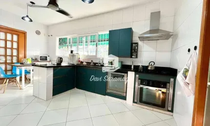 Excelente casa linear de condomínio com 4 quartos, área gourmet e piscina