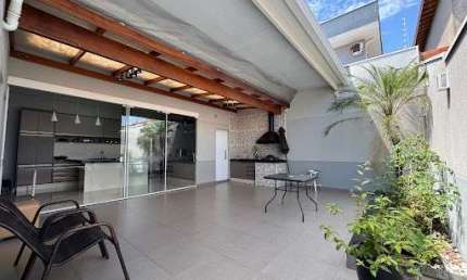 Casa Térrea 3 dormitórios com Suíte - Bairro Vaughan