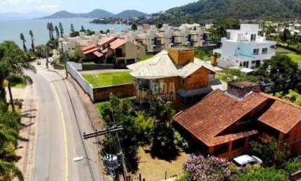 Linda Casa 3 Dorm em Cacupé muito bem localizada e perto do Mar