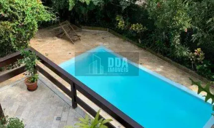 Casa em bairro de alto padrão com 4 suítes em Florianópolis.