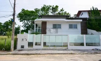 Linda casa no Charmoso bairro Ponta de Baixo. 3 dorm (2 suites)