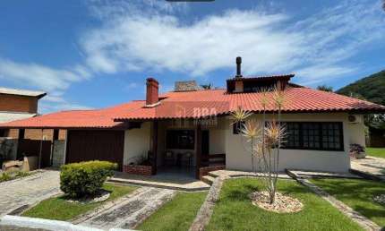 Excelente casa em condomínio fechado, Sambaqui. 3 dormitórios,