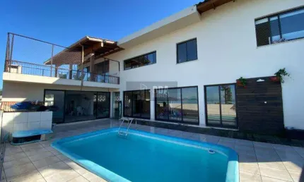 Excelente casa na Ponta de Baixo, piscina aquecida, vista mar.