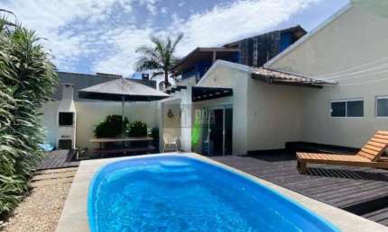 Excelente residência em Jurerê,a 300 mts da praia, c/ piscina.