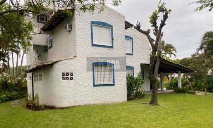 Casa estilo mediterrâneo para desfrutar a brisa e o som do mar.