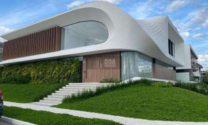 Casa em curvas, próximo ao mar. Projeto de Rafael Castro.