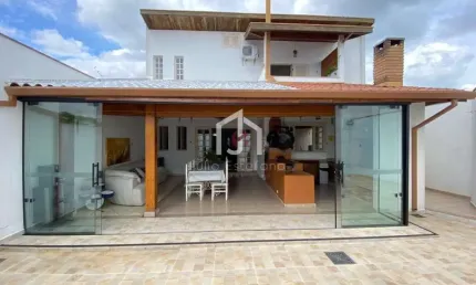 Casa com 3 quartos à venda na Avenida Independência, Jardim Independência, Taubaté por R$ 1.000.000