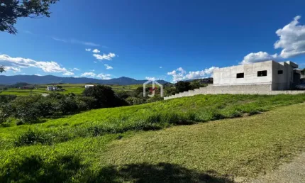 Terreno em condomínio fechado à venda no Village da Serra, Tremembé  por R$ 470.000