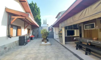 Casa com 5 quartos à venda na Rua Espanha, Jardim das Nações, Taubaté por R$ 1.100.000