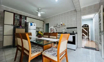 Casa com 2 quartos à venda na Rua Voluntários da Pátria, Vila das Jabuticabeiras, Taubaté por R$ 430.000