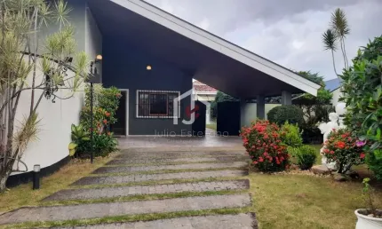 Casa em condomínio fechado com 3 quartos à venda na avenida das camássias, residencial vila velha, taubaté por r$ 920.000