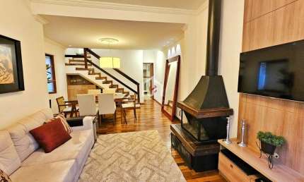 Casa em condomínio fechado com 3 quartos à venda no Capivari, Campos do Jordão  por R$ 890.000