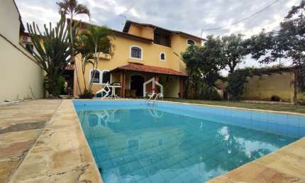Casa com 4 quartos para alugar na Rua José Giórgio, São Benedito, Pindamonhangaba por R$ 7.200