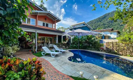Casa em condomínio fechado com 5 quartos à venda na Praia do Lazaro, Ubatuba  por R$ 4.200.000