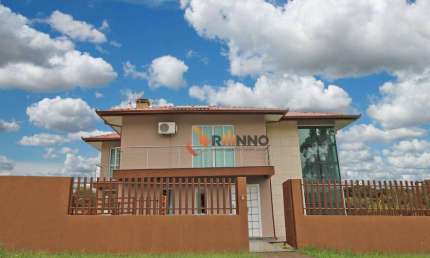 Casa no Centro de Quatro Barras com piscina 4 quartos (2 suítes)