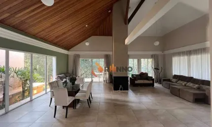 Chácara urbana com casa de 470 m² em Campina Grande do Sul.