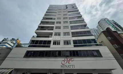 Apartamento a poucos metros do mar , meia praia, itapema - sc