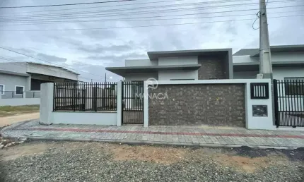 Apresentamos esta belíssima casa geminada, perfeita para quem busca conforto, modernidade e um toque de sofisticação! ✨