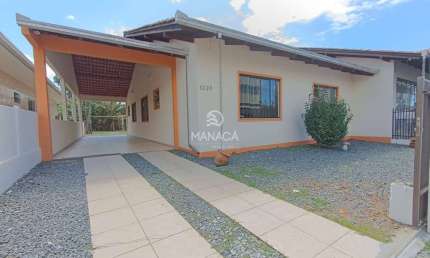 Casa com 4 quartos de 208m² e sala comercial com 112m² a venda em avenida no centro de Barra Velha - SC