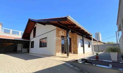 Casa à venda, com 4 quartos, 4 banheiros e com Piscina em Blumenau
