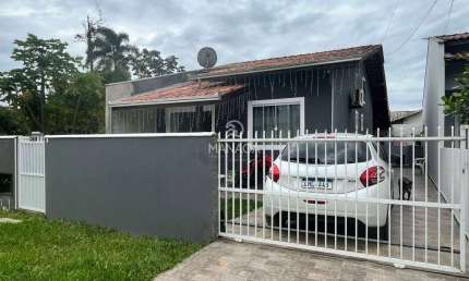 casa com suíte, churrasqueira, jacuzzi e vagas para 3 carros