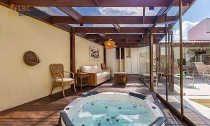 Casa Ampla no Ahú com Piscina Aquecida e Jacuzzi - 343m³ - 4 vagas - Amplo Espaço Gourmet