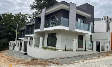 Lindo sobrado com 3 dormitórios r$750,000,00 a 350m do mar