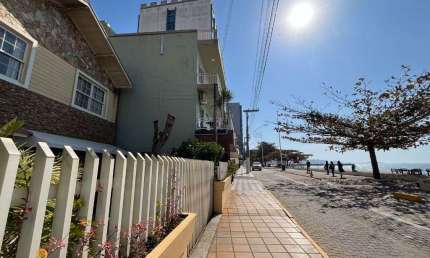 Casa beira mar, com 6 dormitórios, à venda, 248 m² por R$ 2.950.000 - Centro - B